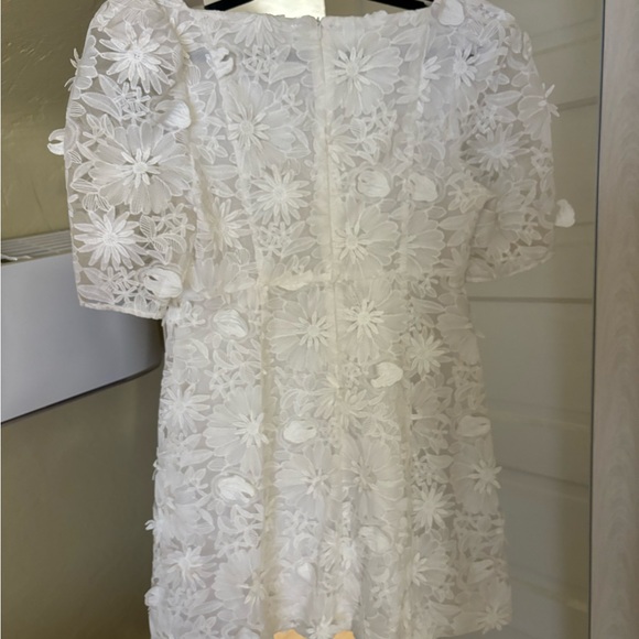 Elegant White Lace Dress - Picture 5 of 6
